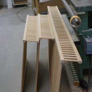 Elementskydd av björk före lackering – detaljbild